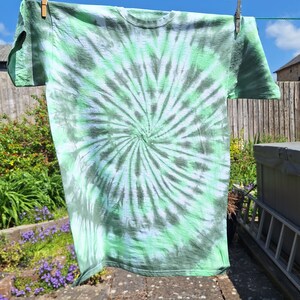 Tie dye-t-shirt, spiralformad tie dye-t-shirt, unisex tie dye-t-shirt, sommar-t-shirt, festivalmode Grön