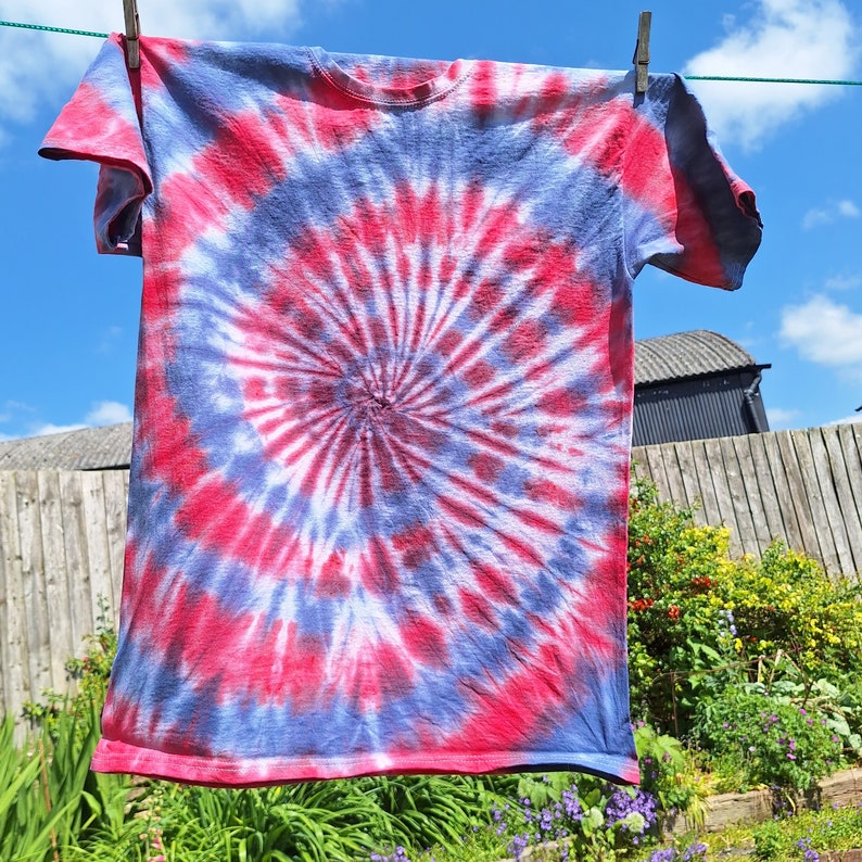 Tie dye-t-shirt, spiralformad tie dye-t-shirt, unisex tie dye-t-shirt, sommar-t-shirt, festivalmode Navy/red