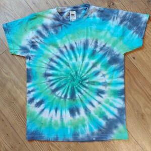 Tie dye-t-shirt, spiralformad tie dye-t-shirt, unisex tie dye-t-shirt, sommar-t-shirt, festivalmode Blue/green