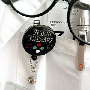 Optometrie / Visionstherapie ist es wert | Abzeichen Reel | Medizinische Kunst Geschenke Augenheilkunde / Optometrie / Optiker / Augenärztin / Augenärztin / Augenärztin / Augenärztin / Augenärztin / Augenärztin / Augenärztin / Augenärztin