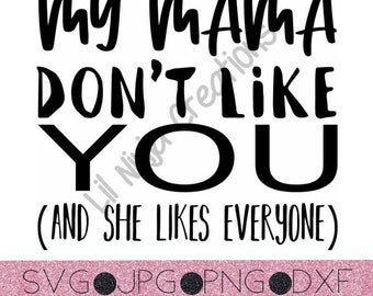 Könnte beinhalten: Ein digitales Design mit dem Text "My Mama Don't Like You (And She Likes Everyone)" in fetten schwarzen Buchstaben auf weißem Hintergrund. Der untere Teil des Bildes enthält die Worte "SVG JPG PNG DXF INSTANT DOWNLOAD" in Schwarz.