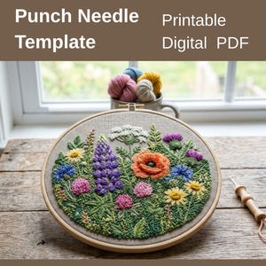Op de afbeelding: Een punch needle sjabloon als digitaal PDF met een ronde borduurring en een gedetailleerd bloemmotief. Het borduurwerk toont een verscheidenheid aan kleurrijke wilde bloemen, waaronder paarse lupinen, een oranje klaproos en gele madeliefjes.