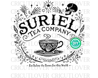 Puede incluir: Ilustración en blanco y negro de una taza de té y un platillo con un diseño de calavera y huesos cruzados. El texto "SURIEL TEA COMPANY" está por encima de la taza de té y el texto "Est Before the Bones for this World" está por debajo de la taza de té.