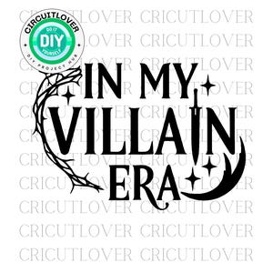 Puede incluir: Un diseño gráfico negro con el texto IN MY VILLAIN ERA en una fuente serif negrita. El diseño incluye una enredadera espinosa que se envuelve en el lado izquierdo, una espada integrada en la letra I, una luna creciente y varias estrellas de cuatro puntas.