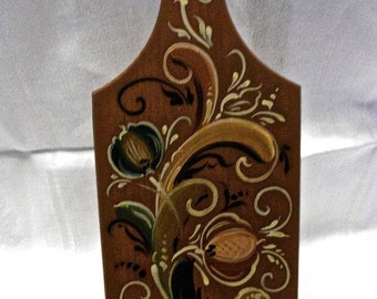 This decorative plaque wall-hanging is a perfect display piece for any room in your home.