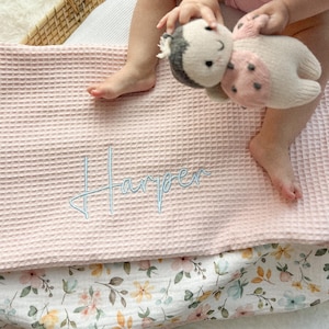 Personalisierte Babydecke mit Namen - Musselin Decke, bestickte Decke, Babydecke, bestickte Decke, Decke für Neugeborene