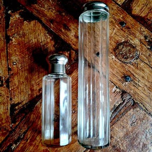 Par de antiguas botellas antiguas de vidrio tallado fino con tapa, frascos de tocador, frascos de perfume con tapones, vidrio victoriano