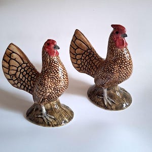 Saleiro e pimenteiro de cerâmica em formato de galo e galinha, modelo Sebright Gold, com aves de fazenda.