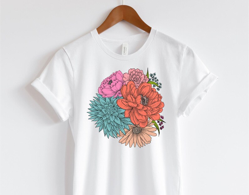 Pu&ograve; includere: Maglietta bianca con stampa floreale colorata con fiori rosa, rossi, arancioni, blu e verdi.