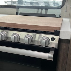 Furrion - Tout en un - Grille métallique - Planche à découper pour plaque de cuisson pour camping-car / Planche à nouilles en bois dur.
