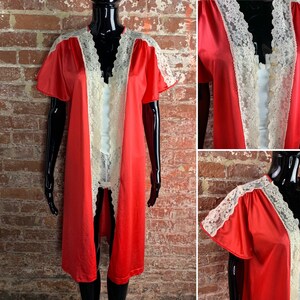 Vintage rode peignoir met crèmekleurige kanten inzetstukken en trim
