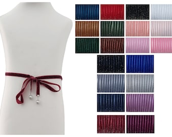 Cinturón de terciopelo de moda con perlas blancas y más colores. Atado automático con detalle plateado en terciopelo.