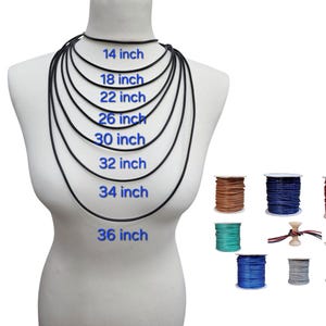 Peut inclure: Un mannequin présente des colliers en cordon noir de différentes longueurs, de 35,5 cm à 91,4 cm. L'image montre également des bobines de cordon coloré en marron, marine, rouge, sarcelle, bleu, gris et noir.