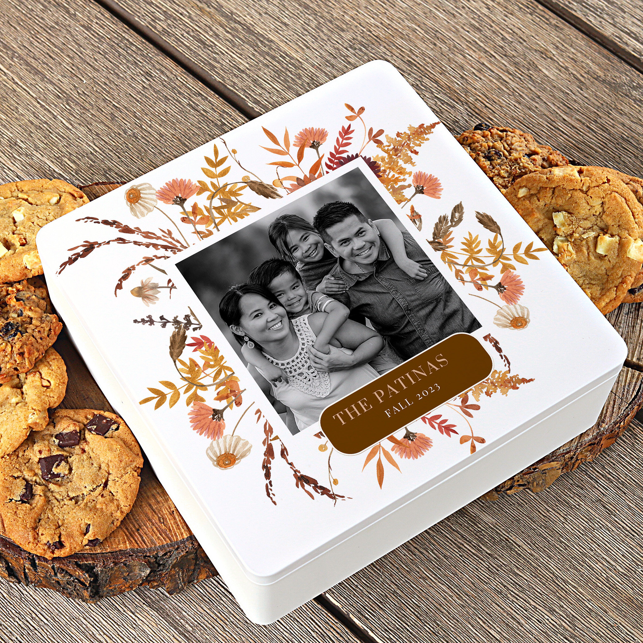 Premium PSD  Metal cookie box with sweets