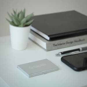 Étui de carte de visite en argent + gravure au laser + portefeuille en aluminium personnalisé + personnalisation disponible + nom + logo + initiales + support de carte + crédit + carte d’identité