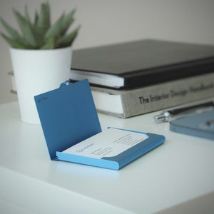 Étui de carte de visite bleu + gravure au laser + portefeuille en aluminium personnalisé + personnalisation disponible + nom + logo + initiales + support de carte + crédit + carte d’identité