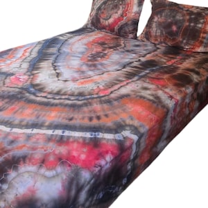 Może przedstawiać: Biały ceramiczny kubek z czarnym uchwytem i napisem "But First, Coffee" pogrubioną czcionką. Idealny na poranny napój.