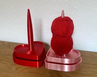 Herramienta de soporte de hilo giratorio Regalo único impreso en 3D para tejedores y crocheters / Corazón