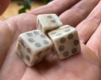 UNIQUE Pip Design Large Medieval Bone Dice Set (qté 5) - Mat Cauthon's Dice, D6 set for Gaming, SCA, Creative Anachronism