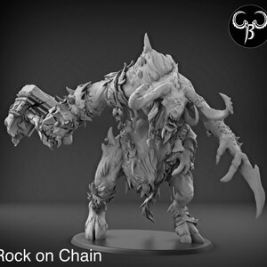 以下が含まれることがあります： 角のある怪物のような生き物の詳細なグレーの3Dプリントミニチュア。生き物は手に鎖でつながれた岩を持っています。生き物は獰猛な表情をしていて、ダイナミックなポーズをとっています。