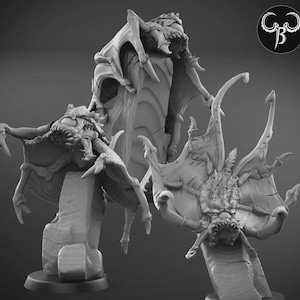 Puede incluir: Una criatura de fantasía impresa en 3D en escala de grises, con grandes alas y una apariencia amenazante. La criatura tiene una superficie texturizada y detallada y está montada sobre una base de piedra. La imagen está bien iluminada.