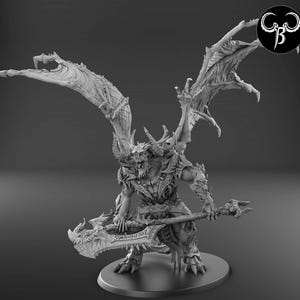 以下が含まれることがあります： 翼、角、大きな斧を持つ悪魔のグレーの3Dプリントミニチュア。悪魔は丸い台座の上に立っています。