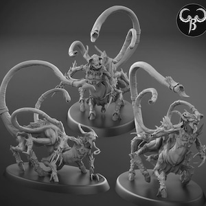 Puede incluir: Tres figuras grises detalladas de criaturas fantásticas. Cada figura tiene un torso humanoide y una cola de escorpión con múltiples apéndices segmentados. Las figuras están posadas sobre bases redondas, con un logotipo en la esquina superior derecha.