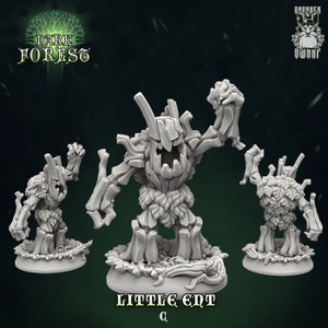 Op de afbeelding: Drie miniatuurfiguurtjes van boomvormige wezens met een schorsachtige huid en bladerachtige aanhangsels. De figuurtjes staan in verschillende houdingen, één staat rechtop, één met de armen omhoog en één met de armen langs het lichaam. De figuurtjes zijn in lichtgrijs geverfd en staan op ronde voetstukken. De tekst "LITTLE ENT" is onder de figuurtjes gedrukt.