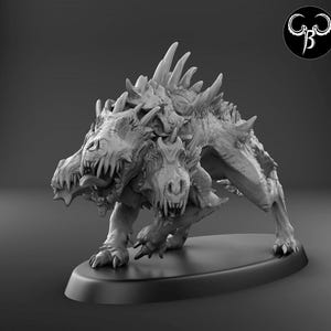 Puede incluir: Una criatura gris de tres cabezas con dientes y garras afiladas. La criatura está de pie sobre una base gris.