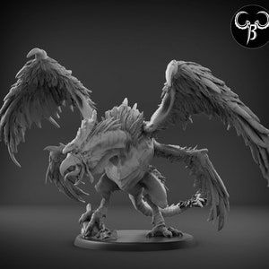Puede incluir: Una miniatura detallada de un grifo, una criatura mítica con cabeza y alas de águila y cuerpo de león, impresa en 3D en gris. El grifo está en una postura feroz con las alas extendidas.
