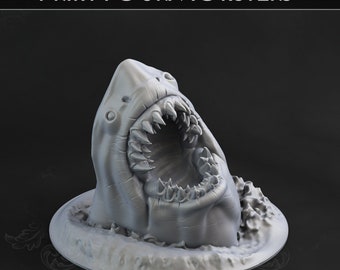 Könnte beinhalten: Ein 3D-gedrucktes Modell eines Hai-Kopfes mit offenem Maul, das scharfe Zähne zeigt. Das Modell ist in hellgrau lackiert und steht auf einem runden Sockel.