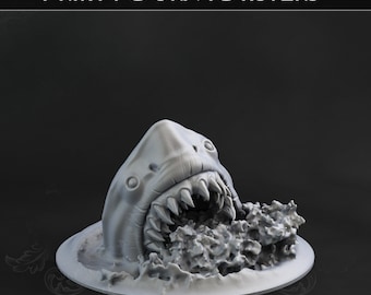 Könnte beinhalten: Eine 3D-gedruckte Miniatur eines Hai-Kopfes, der aus dem Wasser ragt, mit offenem Maul und sichtbaren Zähnen. Der Hai ist grau und das Wasser ist texturiert. Die Miniatur steht auf einem runden Sockel.