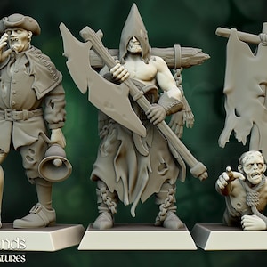 Puede incluir: Tres figuras en miniatura, pintadas en tonos grises, que representan una figura encapuchada con un hacha, un hombre con una campana y una figura de zombi que sostiene una bandera hecha jirones. Las figuras están colocadas en bases separadas.