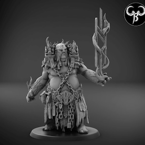 Puede incluir: Una figura en miniatura gris y detallada de una criatura grande, musculosa, barbuda, similar a un ogro, que lleva una cota de malla y sostiene un bastón con un diseño de llama.