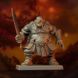 Op de afbeelding: Een grijze miniatuurfiguur van een krijger met een zwaard. De figuur heeft een blinddoek, een grote buik en draagt een harnas. De krijger staat op een rechthoekige basis. De achtergrond is een vage gradiënt van oranje en rood.