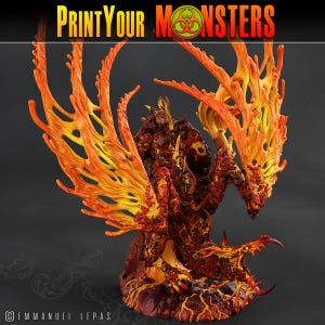 Op de afbeelding: Een vurige oranje en gele 3D-geprinte draak met een biohazard-symbool en de tekst "PRINT YOUR MONSTERS" op de achtergrond.