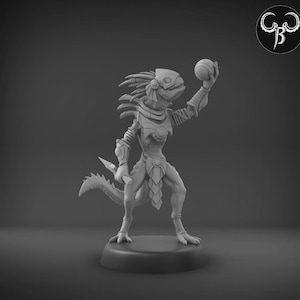 May include: A grayscale 3D-printed figurine of a humanoid lizard-like creature. The figure is holding a ball in its raised right hand and a blade in its left. The creature is wearing armour and has a long tail. The figurine is standing on a circular base.