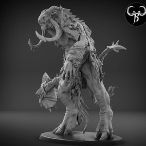 以下が含まれることがあります： 角、牙、スパイクのついた斧を持つ、灰色の詳細なモンスターのミニチュア。クリーチャーは丸いベースの上に立っています。