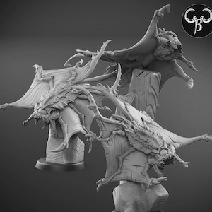 Puede incluir: Una escultura de criatura fantástica impresa en 3D en escala de grises, con grandes alas texturizadas y una cabeza detallada con forma de insecto. La escultura está montada sobre una base rocosa, mostrando detalles intrincados y una pose dinámica.