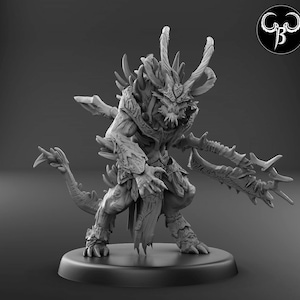 Könnte beinhalten: Eine detaillierte, graue 3D-gedruckte Miniatur eines monströsen Wesens mit Hörnern, Krallen und einer scharfen Klinge. Die Kreatur ist in einer dynamischen Pose dargestellt, bereit zum Kampf.