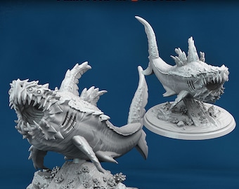 Könnte beinhalten: Ein 3D-gedrucktes Modell eines monströsen Hais mit scharfen Zähnen und einer stacheligen Rückenflosse. Der Hai ist auf einem Sockel mit Korallen und Steinen platziert. Das Modell ist in hellgrau gedruckt.