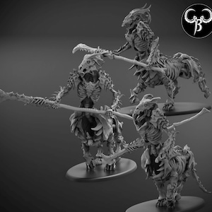 Puede incluir: Tres figuras esqueléticas de una criatura con cuerpo de caballo y cabeza humana, cada una sosteniendo una lanza. Las figuras están hechas de un material gris texturizado y están posadas de manera dinámica y orientada a la acción.