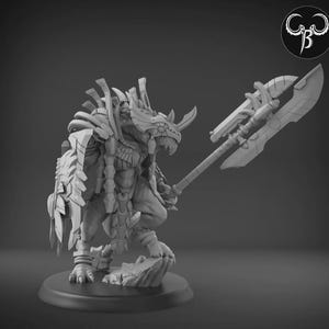 Può includere: Figurina stampata in 3D in scala di grigi di un guerriero umanoide rettiliano, posato su una base rocciosa. La figura è vestita con un'armatura ornata e brandisce una grande ascia a doppia lama. Il design presenta dettagli e trame intricati.