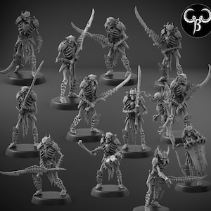 Peut inclure: Un ensemble de dix figurines squelettiques miniatures, chacune avec une pose et une arme uniques, peintes en gris. Les figurines sont posées sur des bases circulaires.