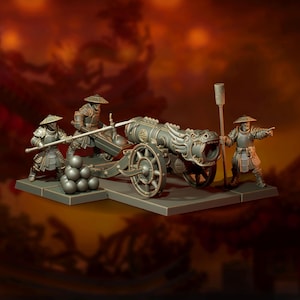 Op de afbeelding: Gedetailleerd miniatuurmodel van een kanon met drakenkopdetails, geflankeerd door drie figuren in traditionele harnassen en hoeden. Het kanon is grijs, met een stapel kanonskogels en een fakkel. De figuren staan in een gevechtshouding.