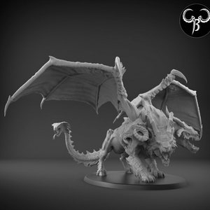 以下が含まれることがあります： 翼を広げた3つの頭を持つドラゴンのミニチュア。ドラゴンはグレーの色で彫刻されており、詳細なテクスチャのある表面をしています。