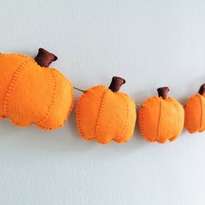 Felt pumpkin garland, fall hosting decor, Pumpkin decor, autumn garland, home decor autumn, cosy autumn decor, gift for autumn lover