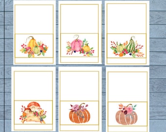 Puede incluir: Tarjetas de mesa blancas con bordes dorados y calabazas de acuarela y follaje otoñal. Las tarjetas miden 7,6 cm x 11,4 cm. El texto "FALL PLACE CARDS" está en la parte superior. La imagen también indica "6 PLACE CARDS", "DIGITAL DOWNLOAD", "INSTANT ACCESS" y "PERSONALIZE".