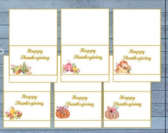 Puede incluir: Tarjetas de mesa de Acción de Gracias con borde dorado y la frase "Happy Thanksgiving". Cada tarjeta presenta una ilustración de acuarela de elementos de la cosecha de otoño. Las tarjetas miden 7,6 cm x 11,4 cm.