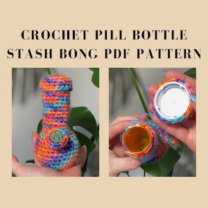 Puede incluir: Una colorida botella de píldoras de crochet con forma de bong. La botella está abierta y la tapa está quitada. La botella está hecha con una variedad de colores, incluyendo naranja, azul, morado y verde. La tapa es blanca con un borde azul. El texto "Simulation Creations LLC 2023" es visible en la imagen. Todos los derechos reservados. Este patrón y su contenido son para uso personal. No copie, edite, redistribuya o venda este patrón. Los productos terminados hechos a partir de este patrón se pueden vender siempre que nos dé crédito por el patrón.